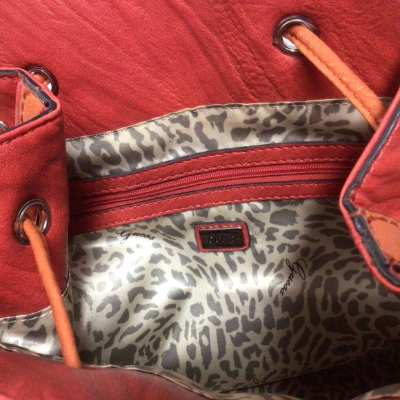 GUESS TOTE/SHOULDER BAG WITH DRAWSTRING FRINGED CLOSURE - Picture 11 of 15